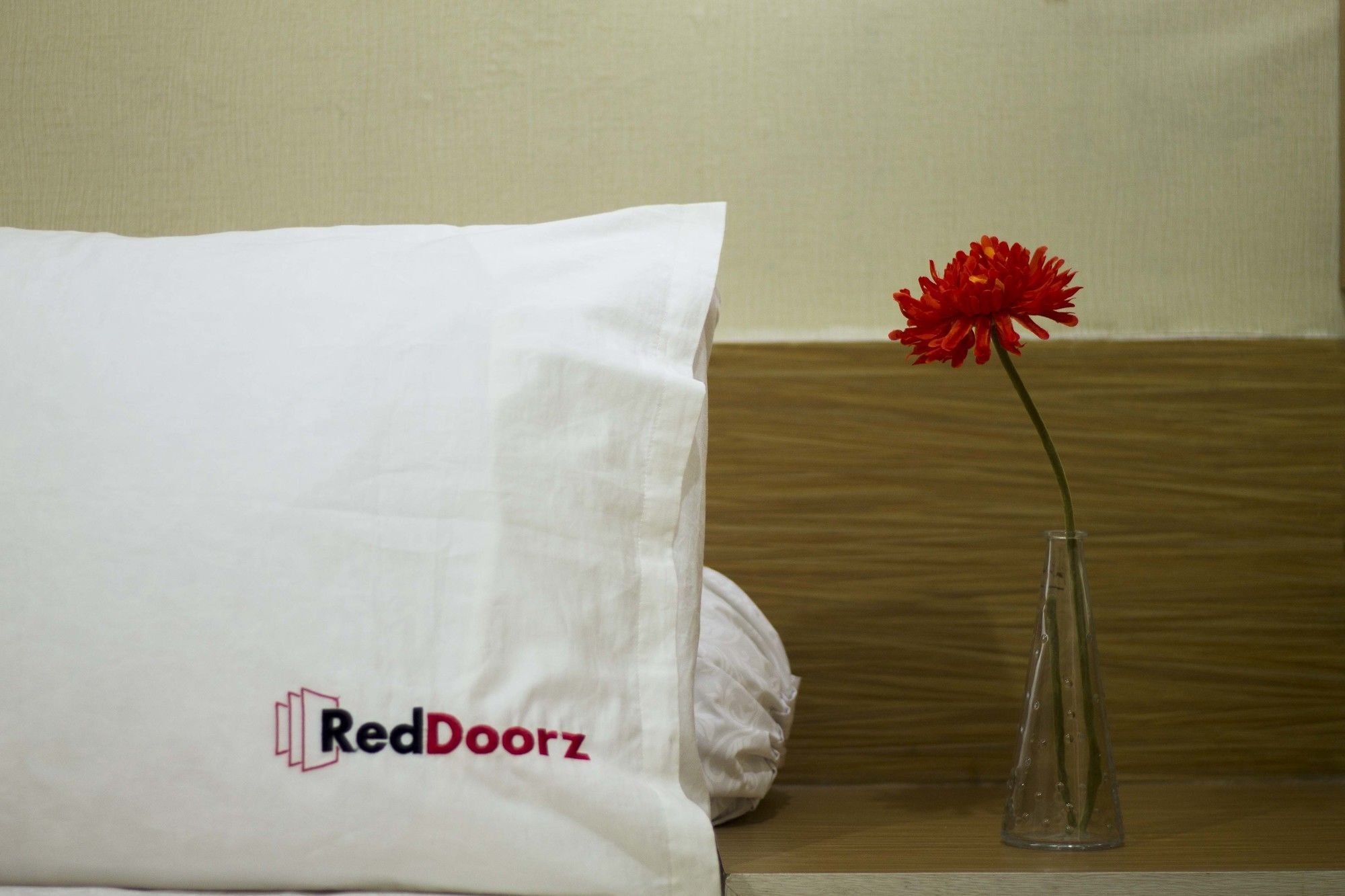 Отель Reddoorz Near Hyperpoint Pasteur Бандунг Экстерьер фото